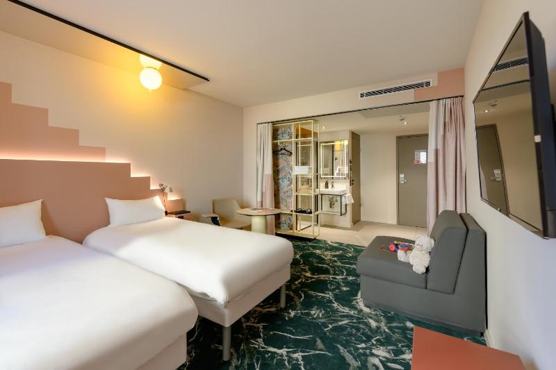 Standard room with 2 twin beds and 1 sofa bed image 1