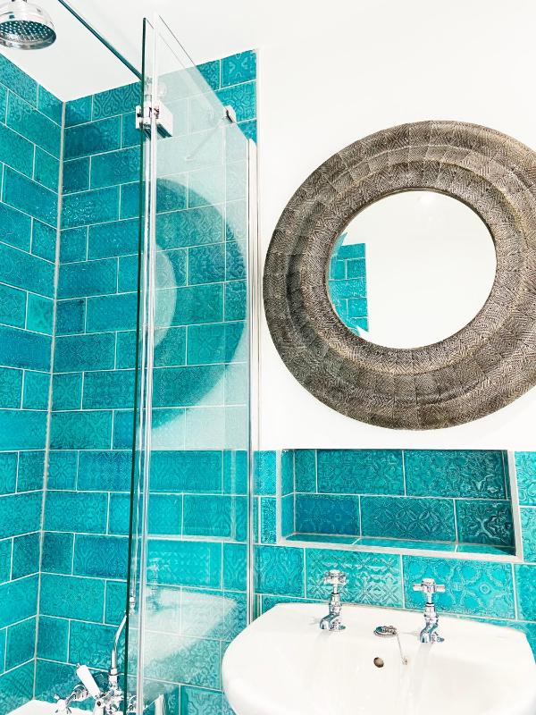 Deluxe Three-Bedroom Apartment with Balcony image 3