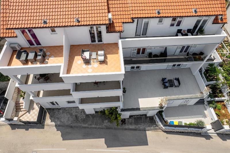 Studio with Balcony image 3