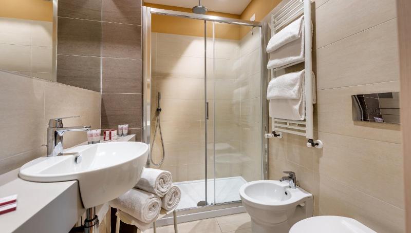 Standard Double Room image 3