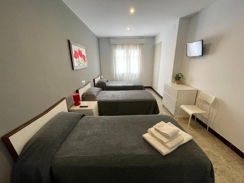 Standard Triple Room image 2