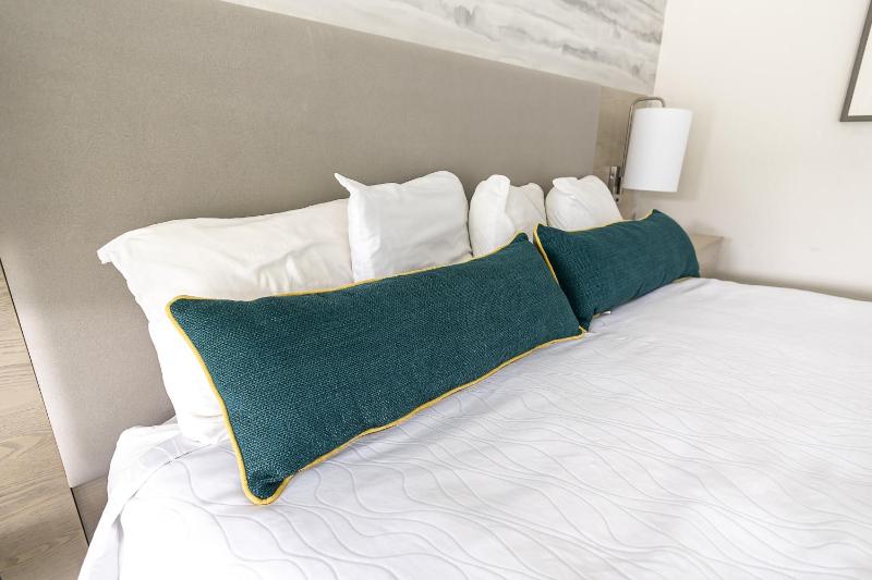 Deluxe King Room image 1