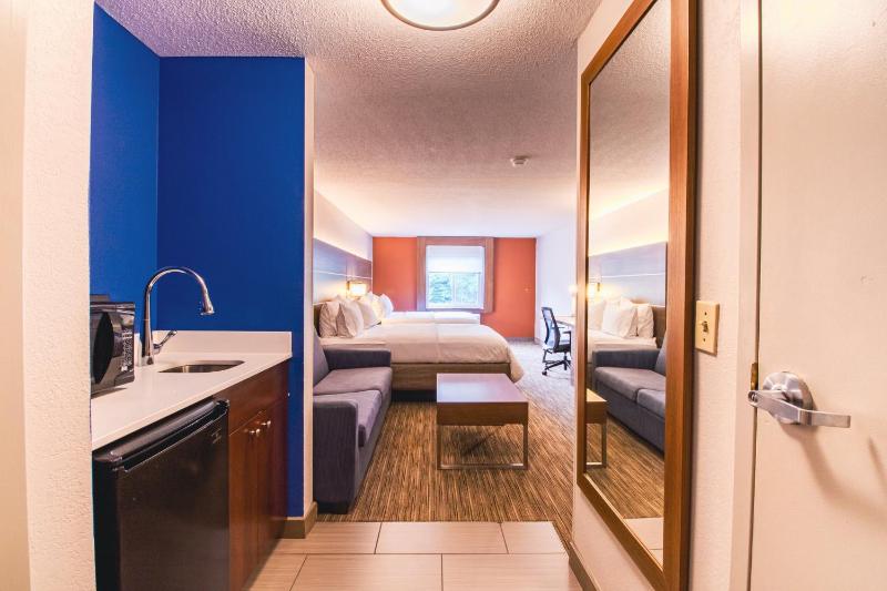 Suite with Two Queen Beds image 2
