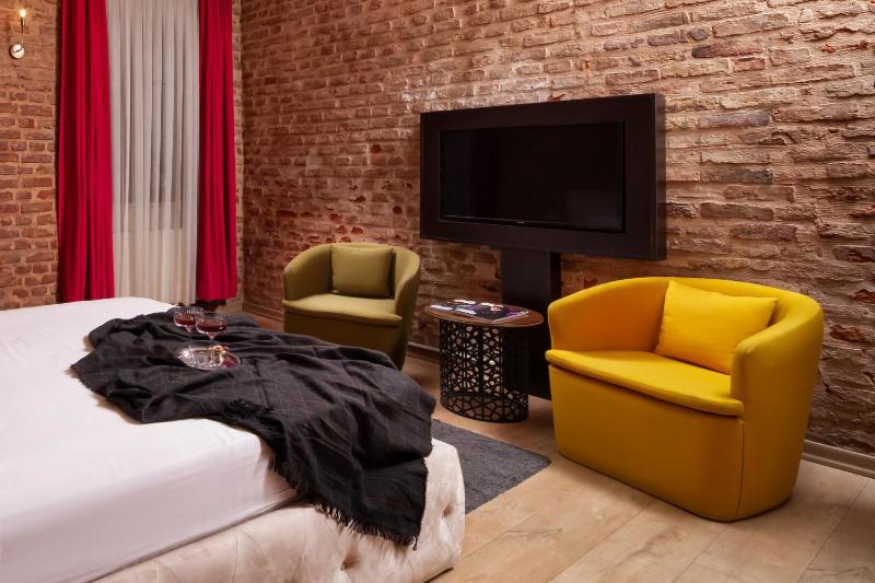 Deluxe Double Room with Brick Wall image 1