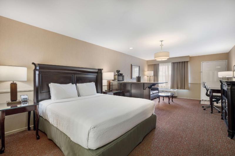 King Suite with Sofa Bed - Non-Smoking image 3
