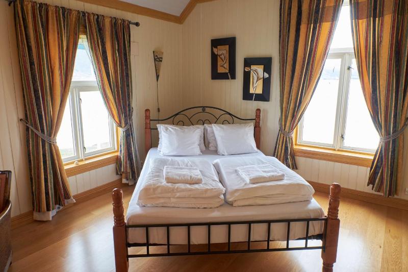 Junior King Suite with Sea View image 2
