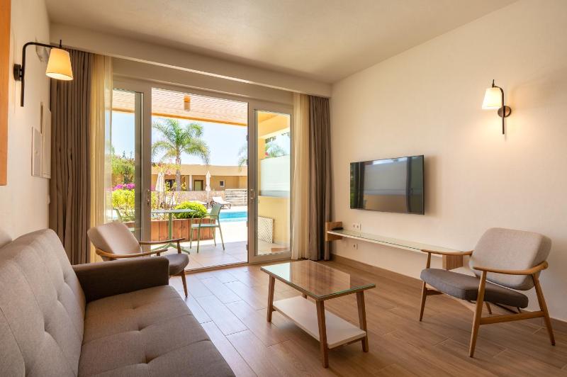 Large One-Bedroom Apartment with Pool View image 1