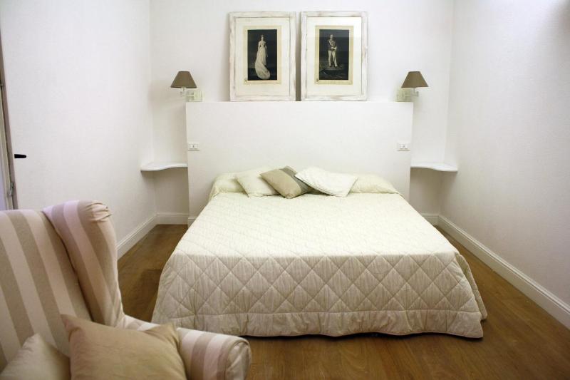 Standard King Room image 3