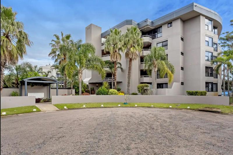 Florentine 8 11 Columbia Close - opposite the beach with Air con and water views - image 14