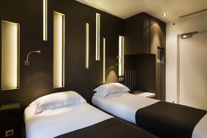 Classic Twin Room image 3