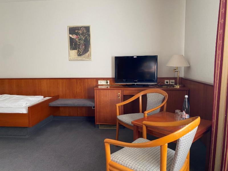 Standard Twin Room image 4