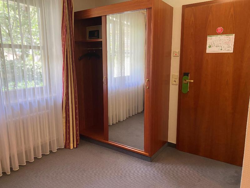Standard Twin Room image 2