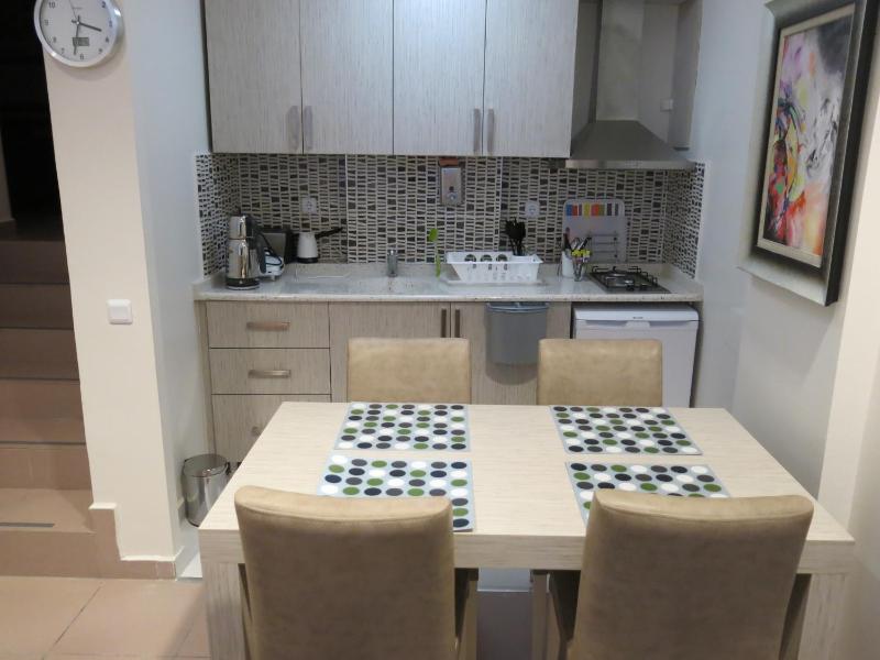 Large Family Room image 2