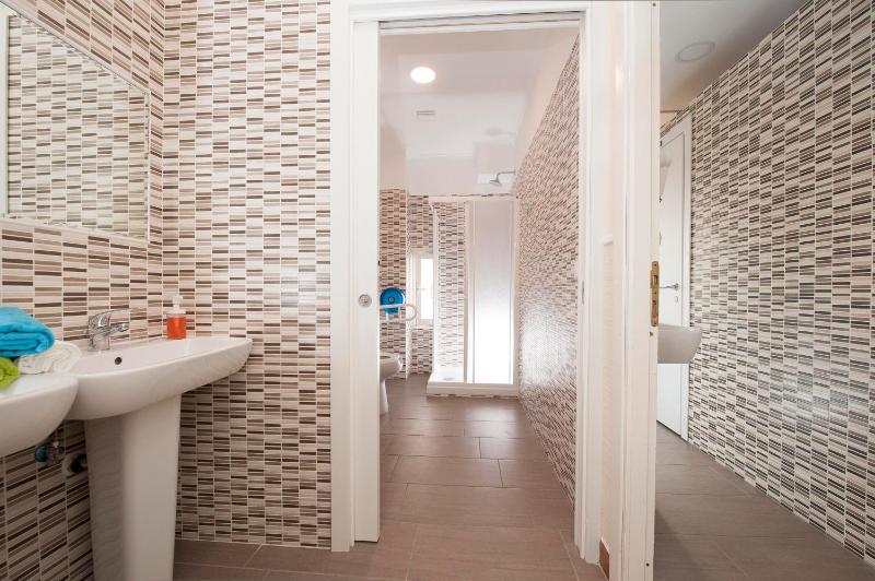 Basic Triple Room with Shared Bathroom image 3