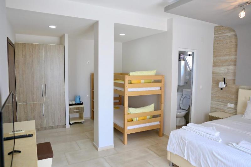 Double Room with Balcony and Sea View image 3