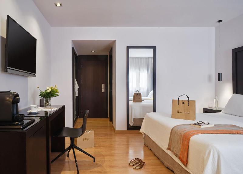 Double Room with Extra Bed image 1