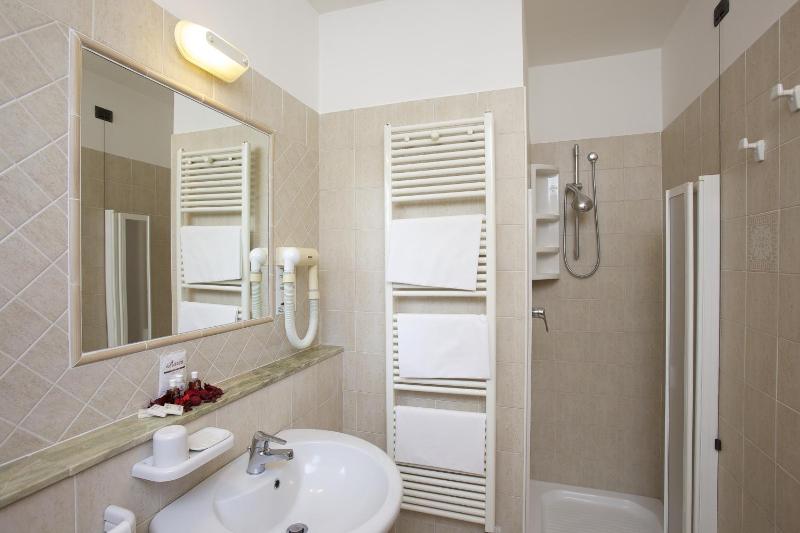 Superior Triple Room image 4