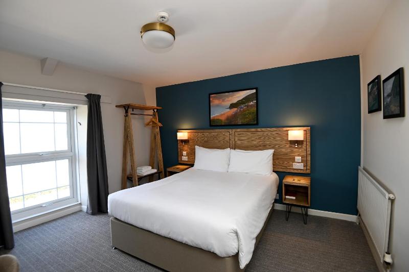 Double Room with Balcony image 2