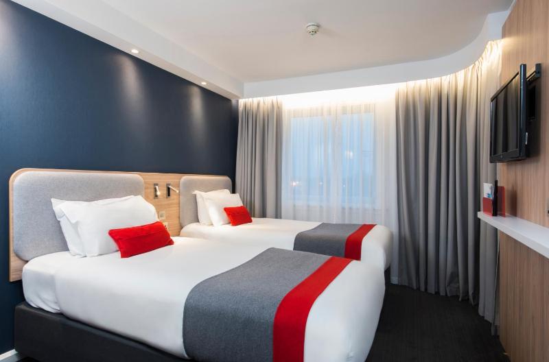 Standard Twin Room with Free Hot Breakfast image 1