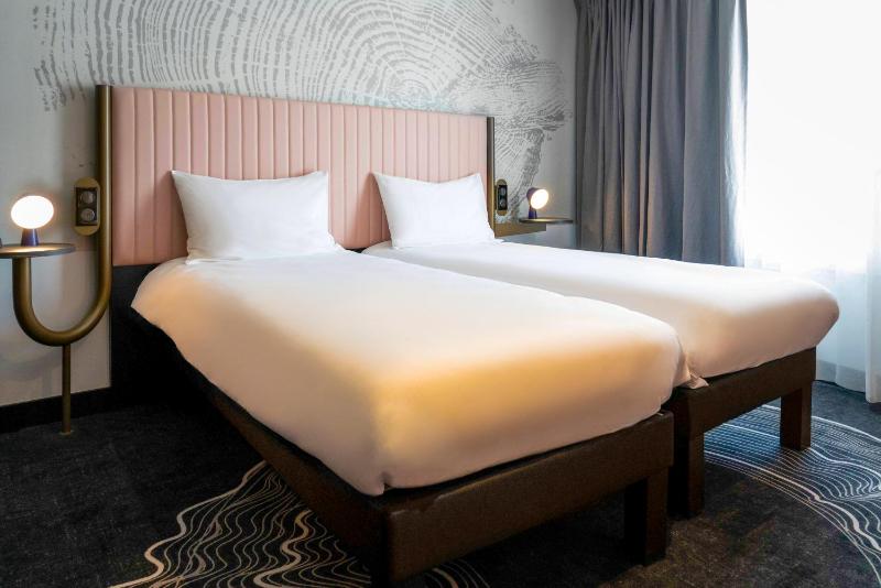 2 rooms next to each other (2 single beds and 1 double room) image 1