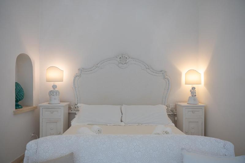 Deluxe Double Room with Balcony image 4
