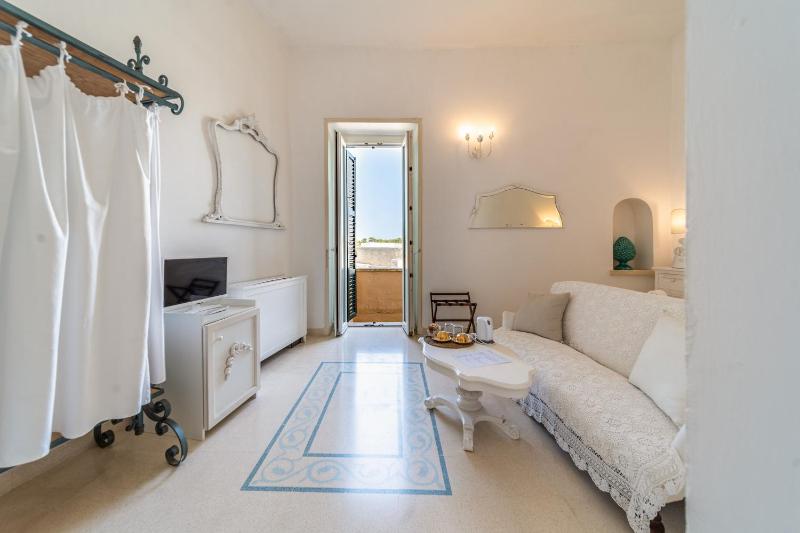 Deluxe Double Room with Balcony image 3