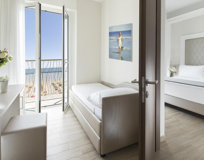 Suite with Sea View image 4