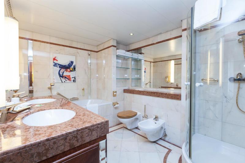 Suite with City View image 4