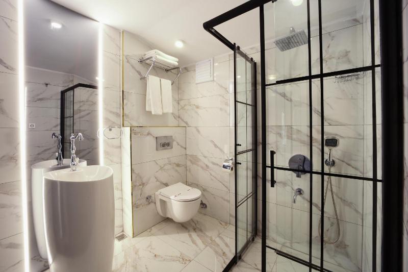 King Suite with Spa Bath image 4