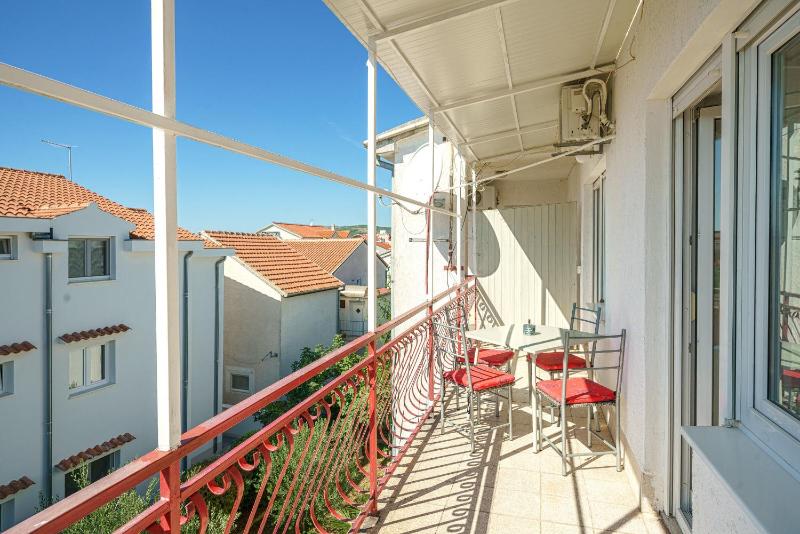 One-Bedroom Apartment image 2