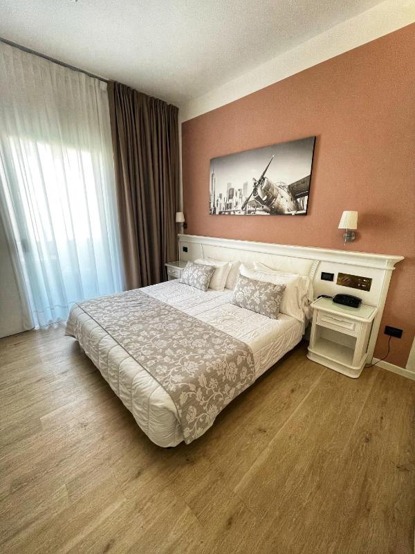 Standard Double or Twin Room with Balcony image 3