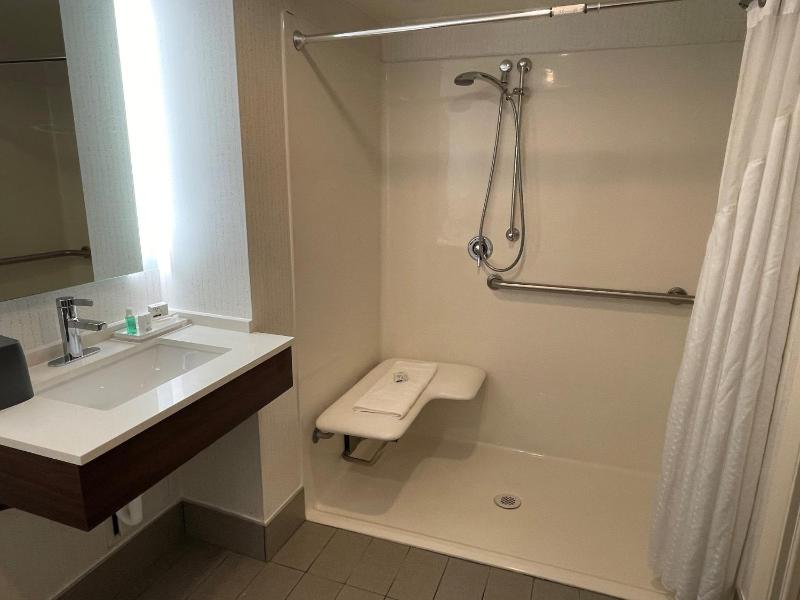 King Room with Hearing Accessible Roll In Shower - Non-Smoking image 2