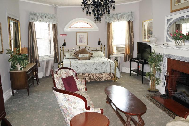 Deluxe King Room with One King Bed - Second Floor-22