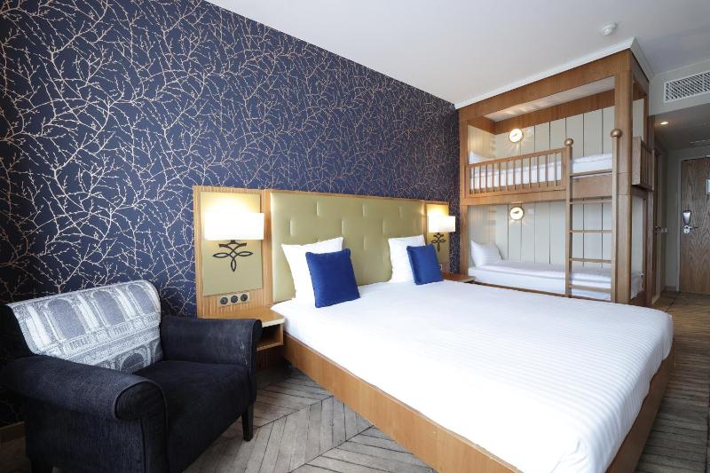 Family Room with Spa access image 3