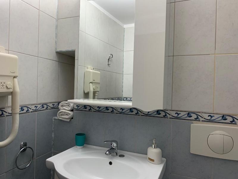 Deluxe Triple Room image 3
