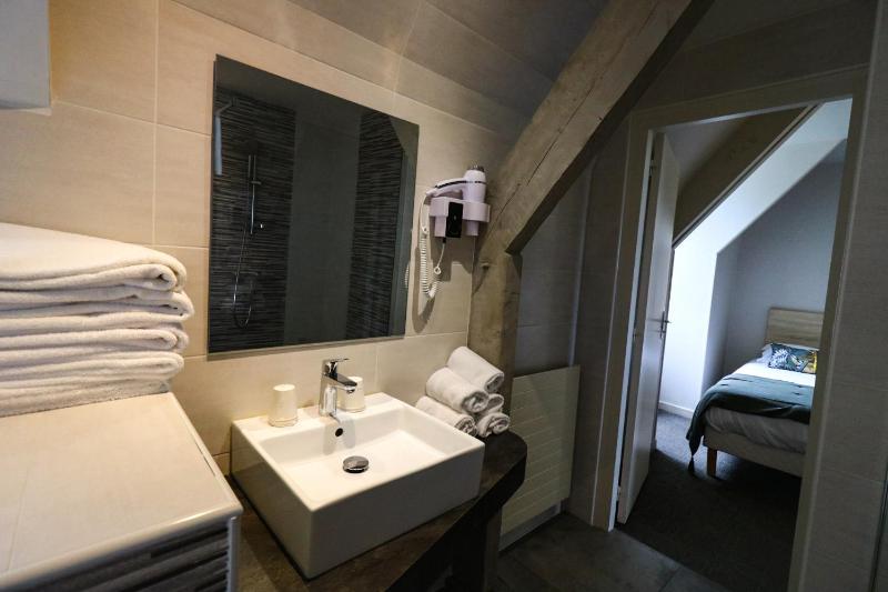 Family Room with Shower image 1