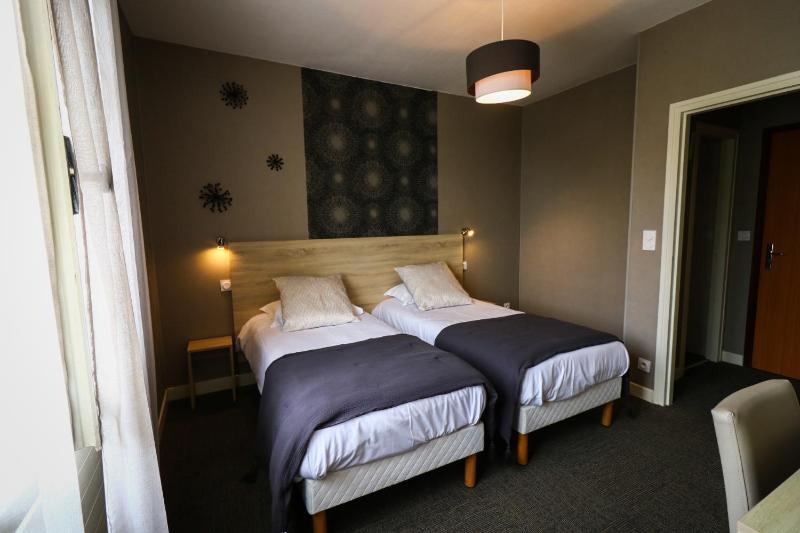 Twin Room with Shower image 4
