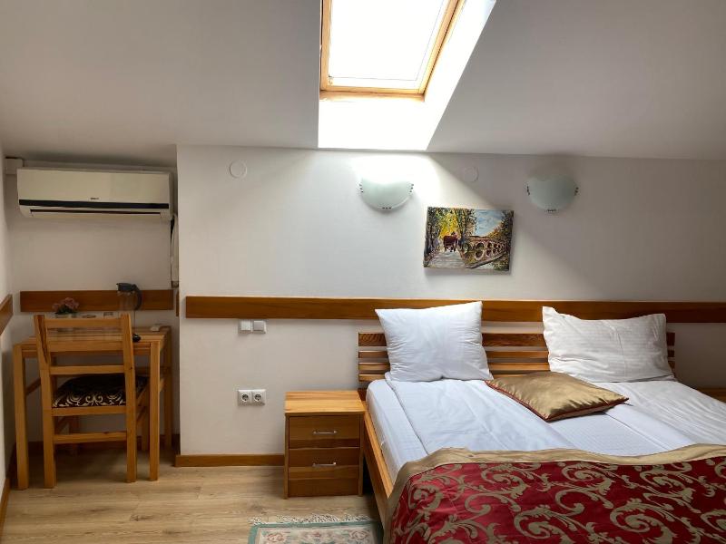 Double Room image 4
