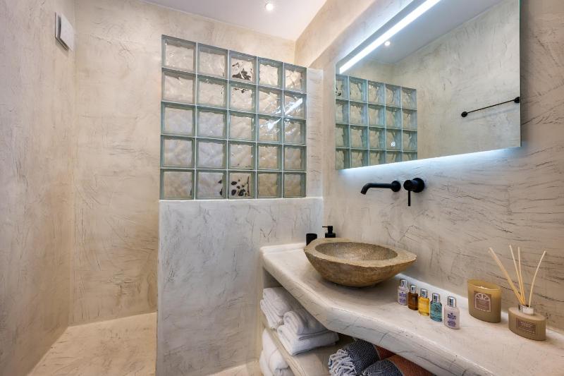 Superior Suite with heated Plunge Pool / Jacuzzi & Sea View image 4