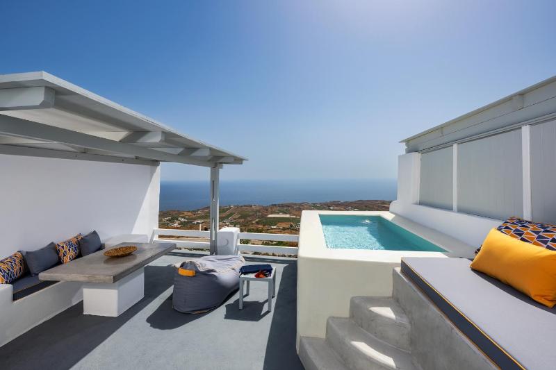 Superior Suite with heated Plunge Pool / Jacuzzi & Sea View image 3