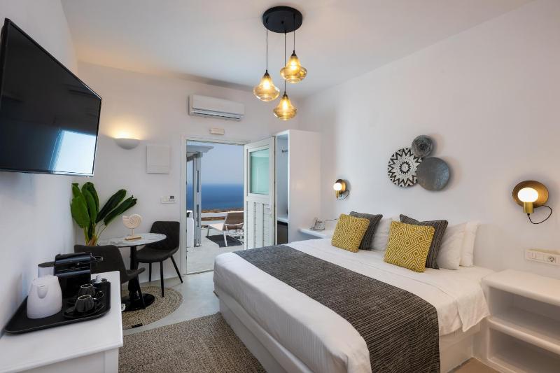 Superior Suite with heated Plunge Pool / Jacuzzi & Sea View image 1