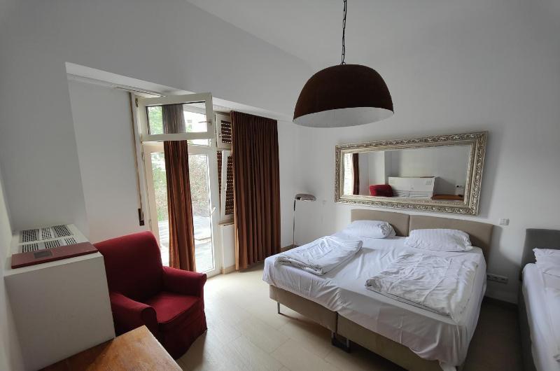 Deluxe Double Room with Bath image 4