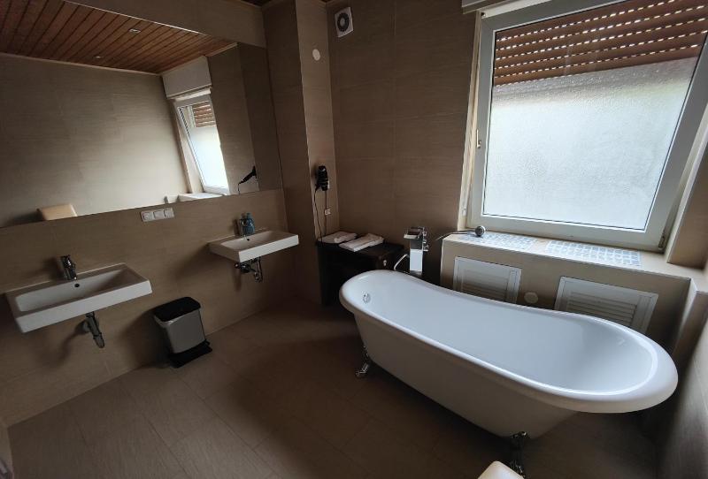 Deluxe Double Room with Bath image 1
