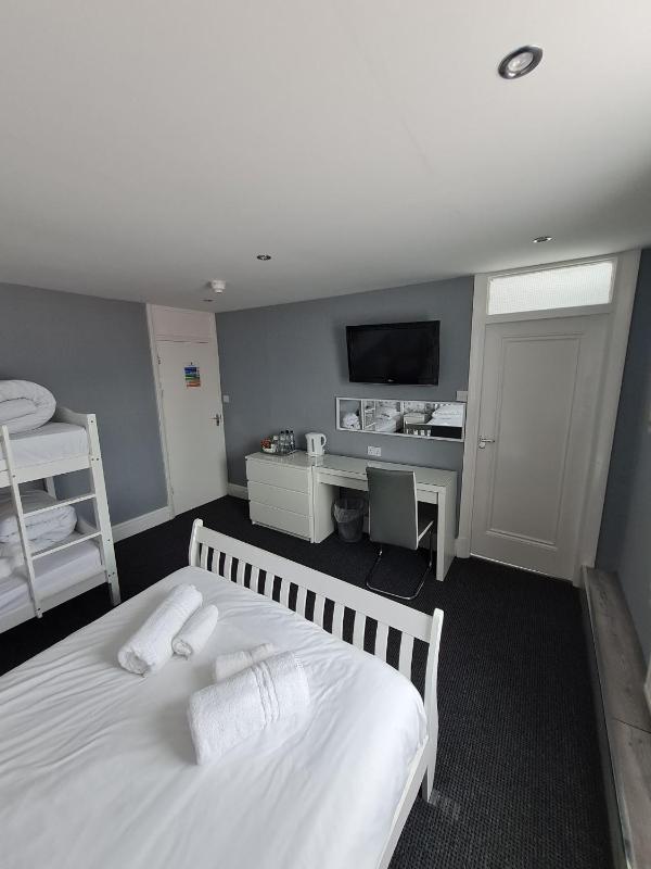 Quadruple Room image 3