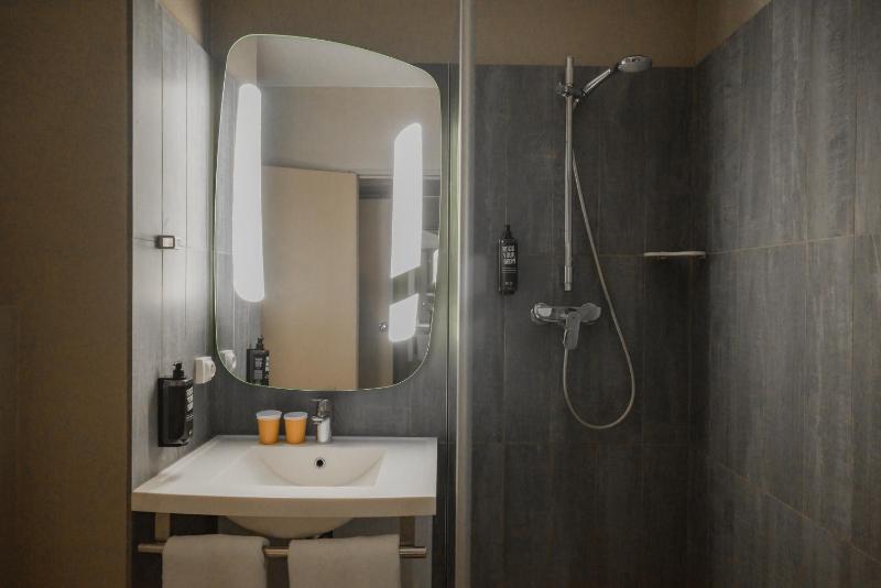 Standard Room with One Double Bed and One Single Bed image 2