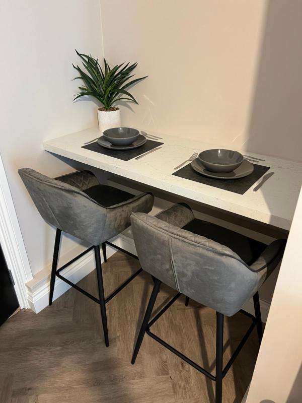 One-Bedroom Apartment image 4