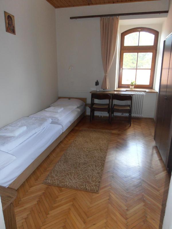 Twin Room with Private Bathroom image 3