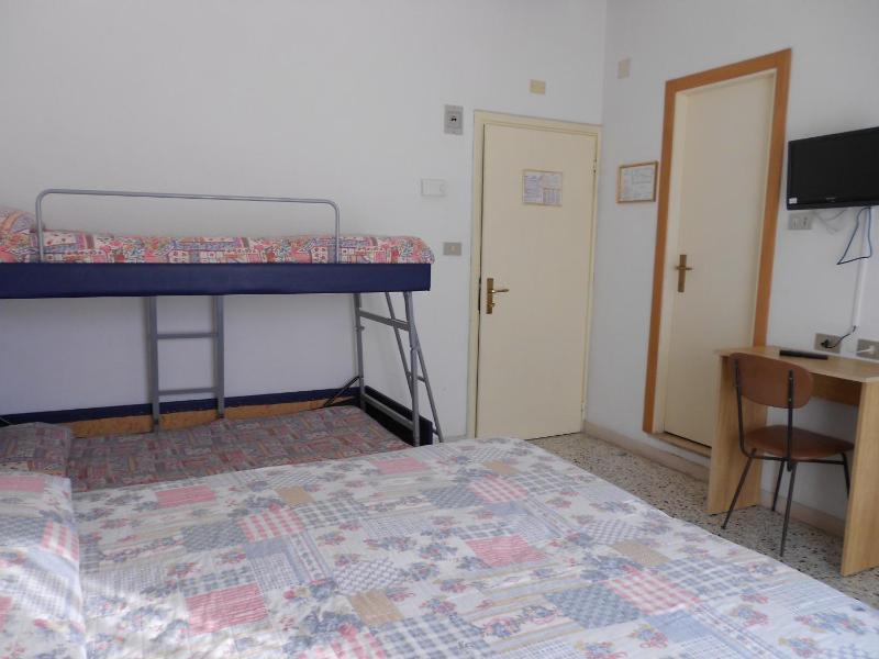 Economy Quadruple Room image 2