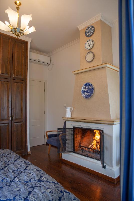 Deluxe Double Room with Balcony image 4