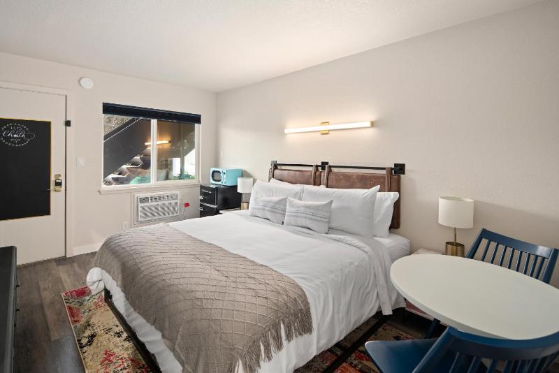 Standard King Room image 4